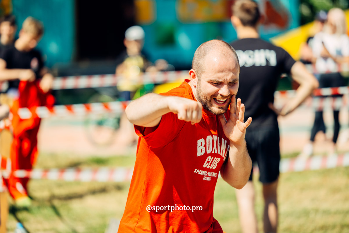 2 июля в парке «Дружба» владимирцы приняли участие в фестивале спорта и здорового образа жизни. Так, возрождая старинные традиции, организаторы устроили необычный турнир — в зимних головных уборах и варежках. И это почти в 30-градусную жару!