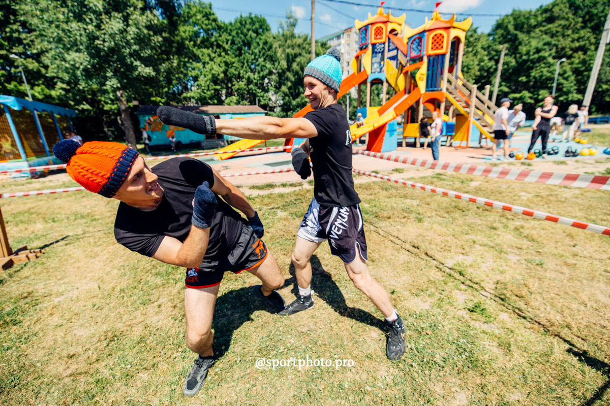 2 июля в парке «Дружба» владимирцы приняли участие в фестивале спорта и здорового образа жизни. Так, возрождая старинные традиции, организаторы устроили необычный турнир — в зимних головных уборах и варежках. И это почти в 30-градусную жару!