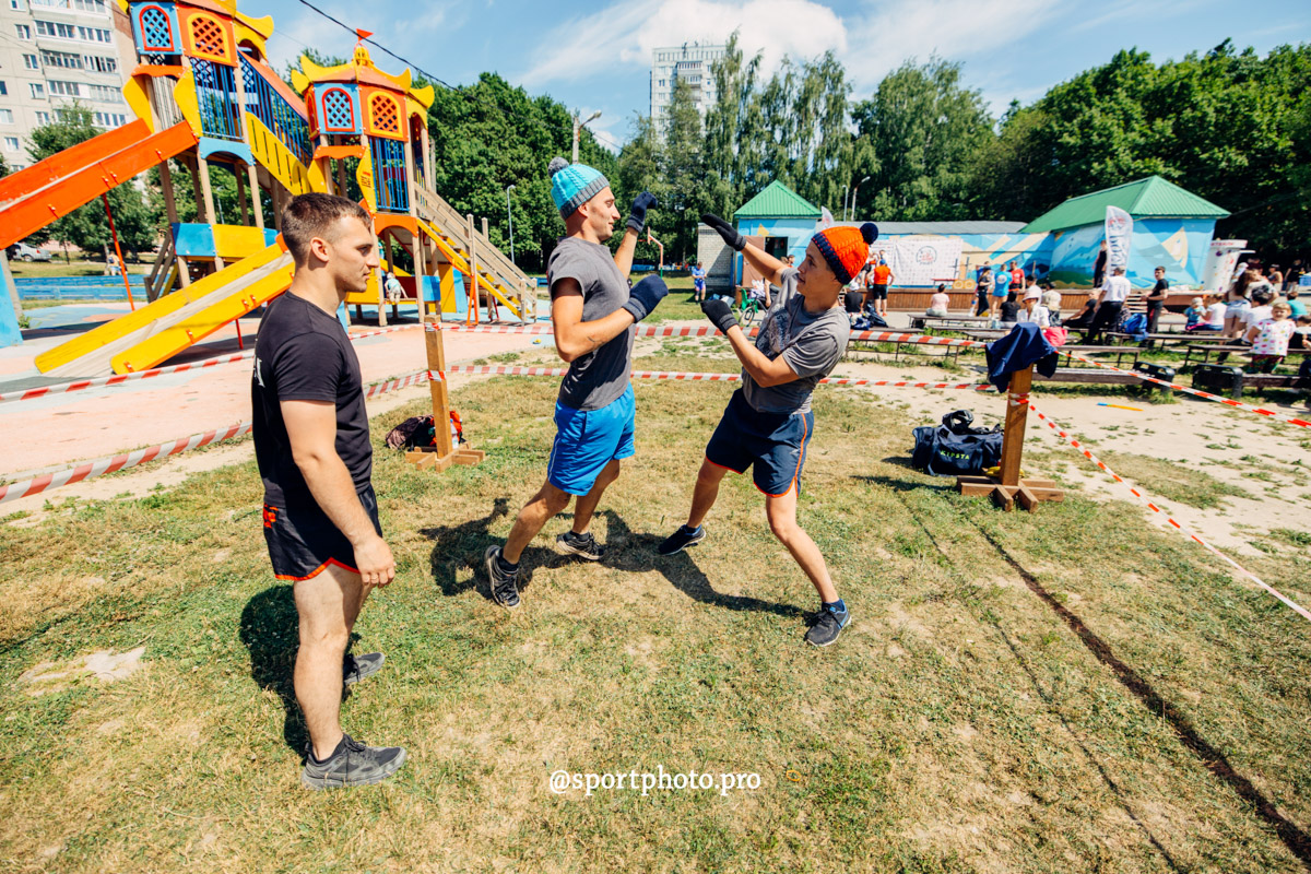2 июля в парке «Дружба» владимирцы приняли участие в фестивале спорта и здорового образа жизни. Так, возрождая старинные традиции, организаторы устроили необычный турнир — в зимних головных уборах и варежках. И это почти в 30-градусную жару!