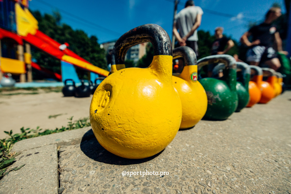 2 июля в парке «Дружба» владимирцы приняли участие в фестивале спорта и здорового образа жизни. Так, возрождая старинные традиции, организаторы устроили необычный турнир — в зимних головных уборах и варежках. И это почти в 30-градусную жару!