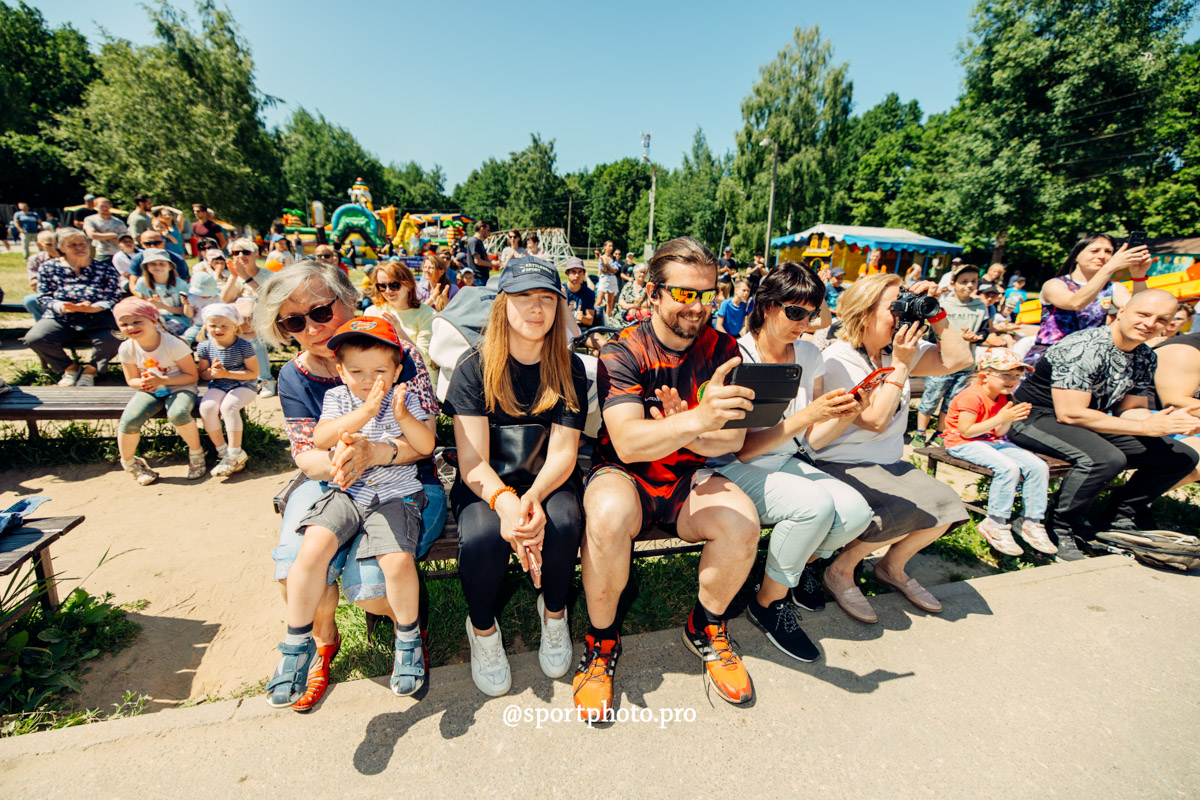 2 июля в парке «Дружба» владимирцы приняли участие в фестивале спорта и здорового образа жизни. Так, возрождая старинные традиции, организаторы устроили необычный турнир — в зимних головных уборах и варежках. И это почти в 30-градусную жару!