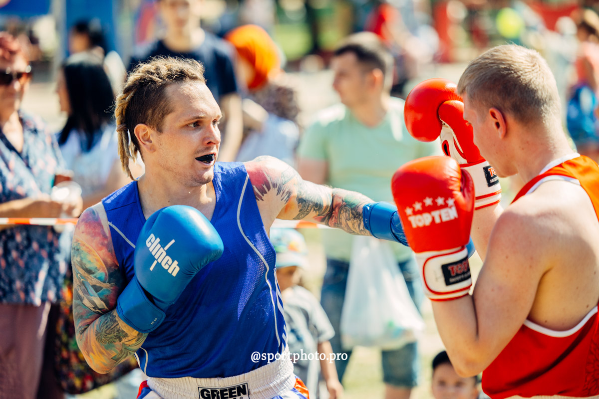 2 июля в парке «Дружба» владимирцы приняли участие в фестивале спорта и здорового образа жизни. Так, возрождая старинные традиции, организаторы устроили необычный турнир — в зимних головных уборах и варежках. И это почти в 30-градусную жару!