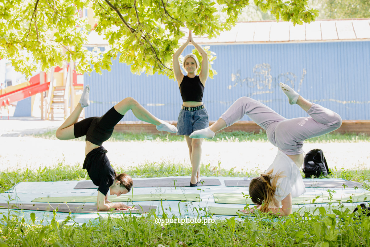 2 июля в парке «Дружба» владимирцы приняли участие в фестивале спорта и здорового образа жизни. Так, возрождая старинные традиции, организаторы устроили необычный турнир — в зимних головных уборах и варежках. И это почти в 30-градусную жару!