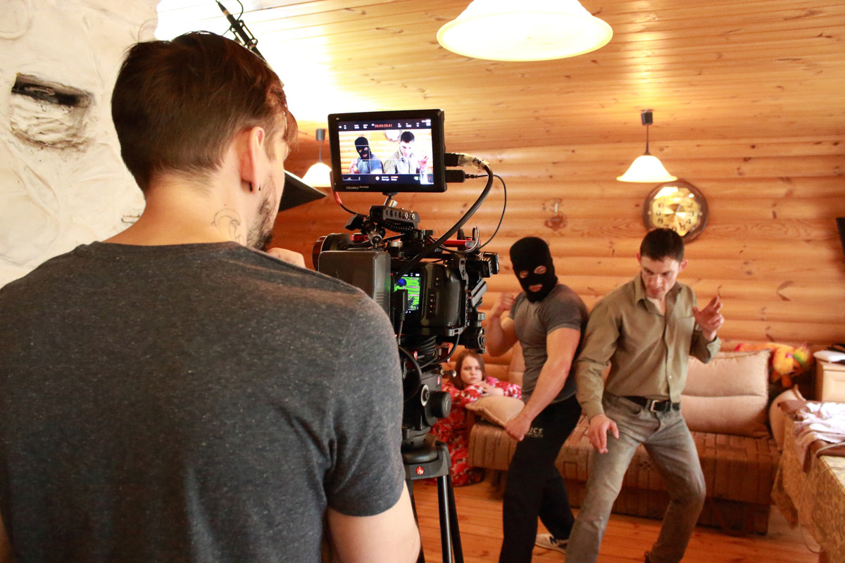 Этим летом владимирские актеры принимают участие в съемках сразу нескольких популярных фильмов и сериалов. Как попасть на площадку и как работается со звездами, они поведали нашему изданию.