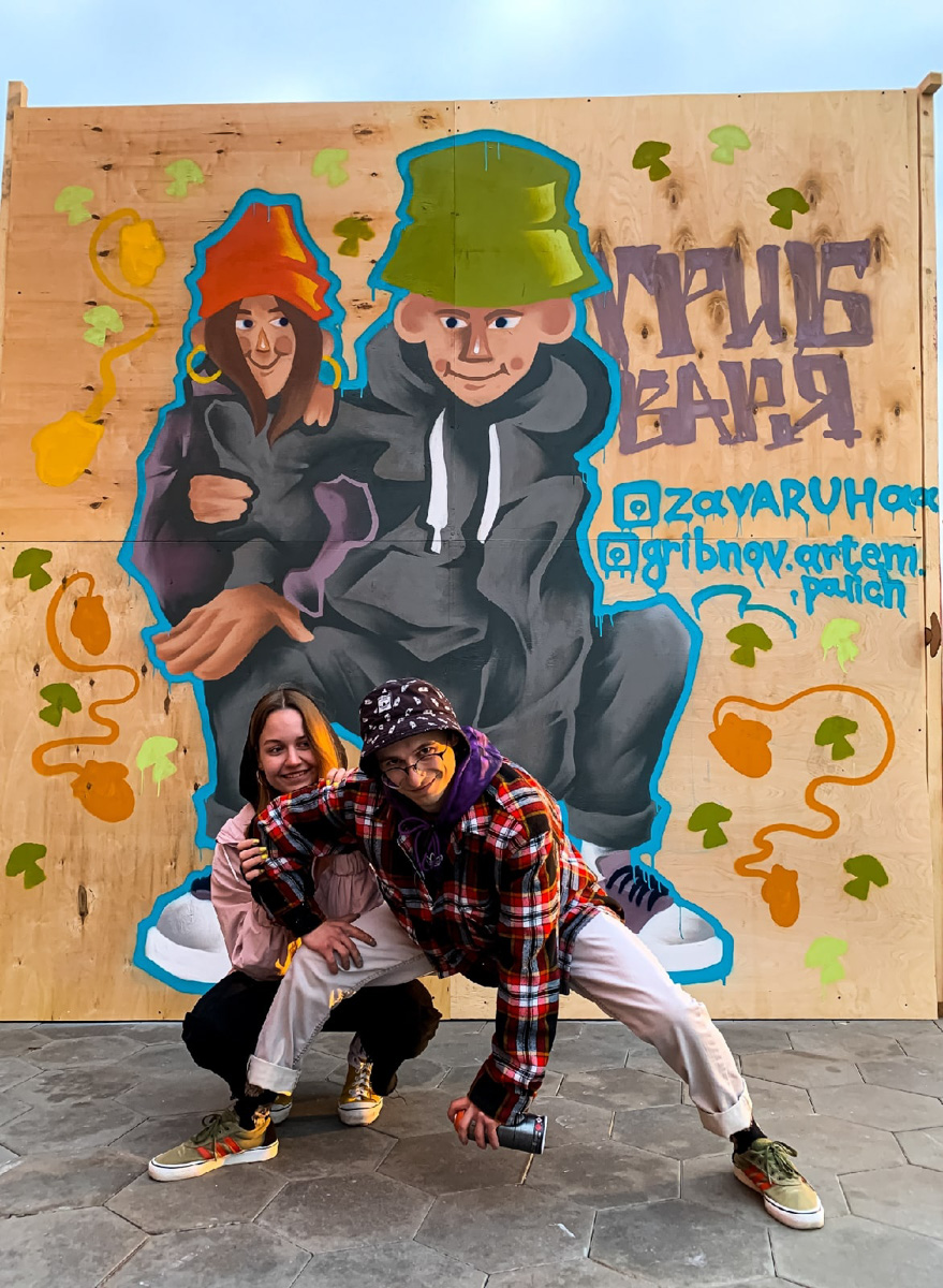 Леонид Шварцман родился в Минске и долгое время жил в Москве, но пятого июля навсегда останется в селе Заречье Владимирской области. Еще до прощания местные жители почтили память мультипликатора: на одном из гаражей, находящихся напротив дома 10 по улице Ставровской, появился добрый стрит-арт с портретом художника в окружении узнаваемых персонажей.