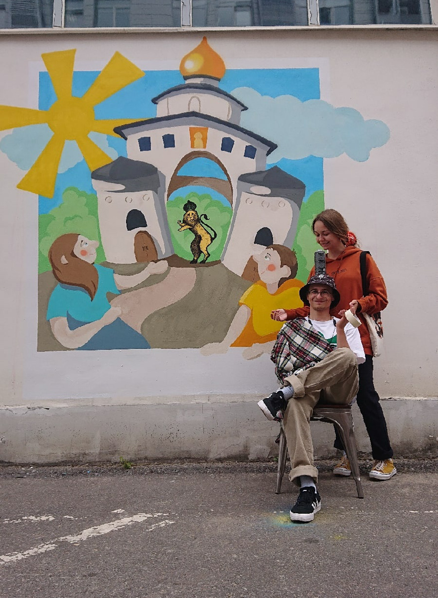 Леонид Шварцман родился в Минске и долгое время жил в Москве, но пятого июля навсегда останется в селе Заречье Владимирской области. Еще до прощания местные жители почтили память мультипликатора: на одном из гаражей, находящихся напротив дома 10 по улице Ставровской, появился добрый стрит-арт с портретом художника в окружении узнаваемых персонажей.