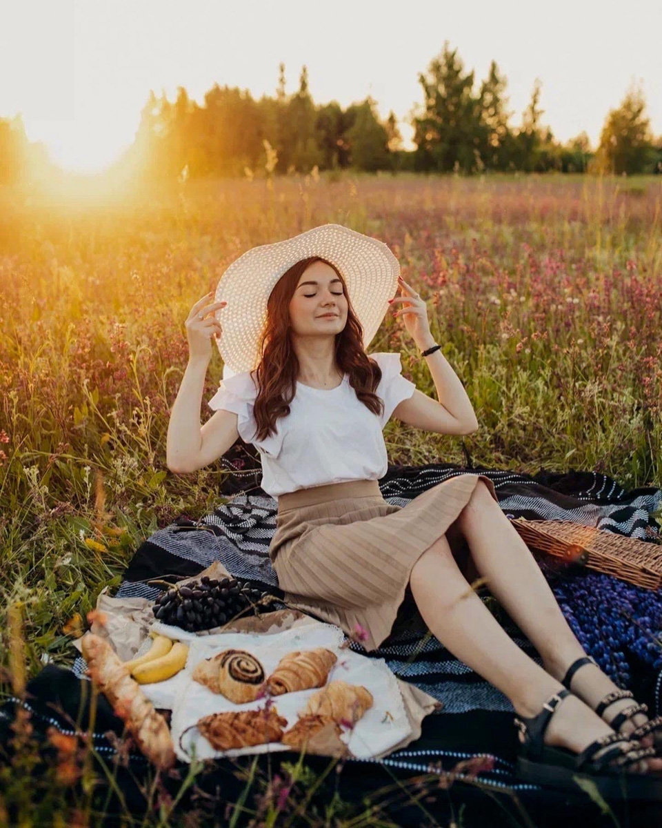 На улице лепота! Самое время сделать удачные снимки для социальных сетей. Пока вы раздумываете, какими они будут, взгляните на подборку фотосессий первого прошедшего летнего месяца с участием жительниц Владимира. Все они – с абсолютно разными сюжетными линиями, но с одним и тем же июньским флёром.