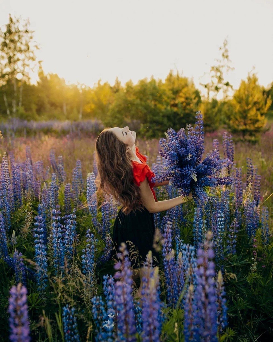 На улице лепота! Самое время сделать удачные снимки для социальных сетей. Пока вы раздумываете, какими они будут, взгляните на подборку фотосессий первого прошедшего летнего месяца с участием жительниц Владимира. Все они – с абсолютно разными сюжетными линиями, но с одним и тем же июньским флёром.