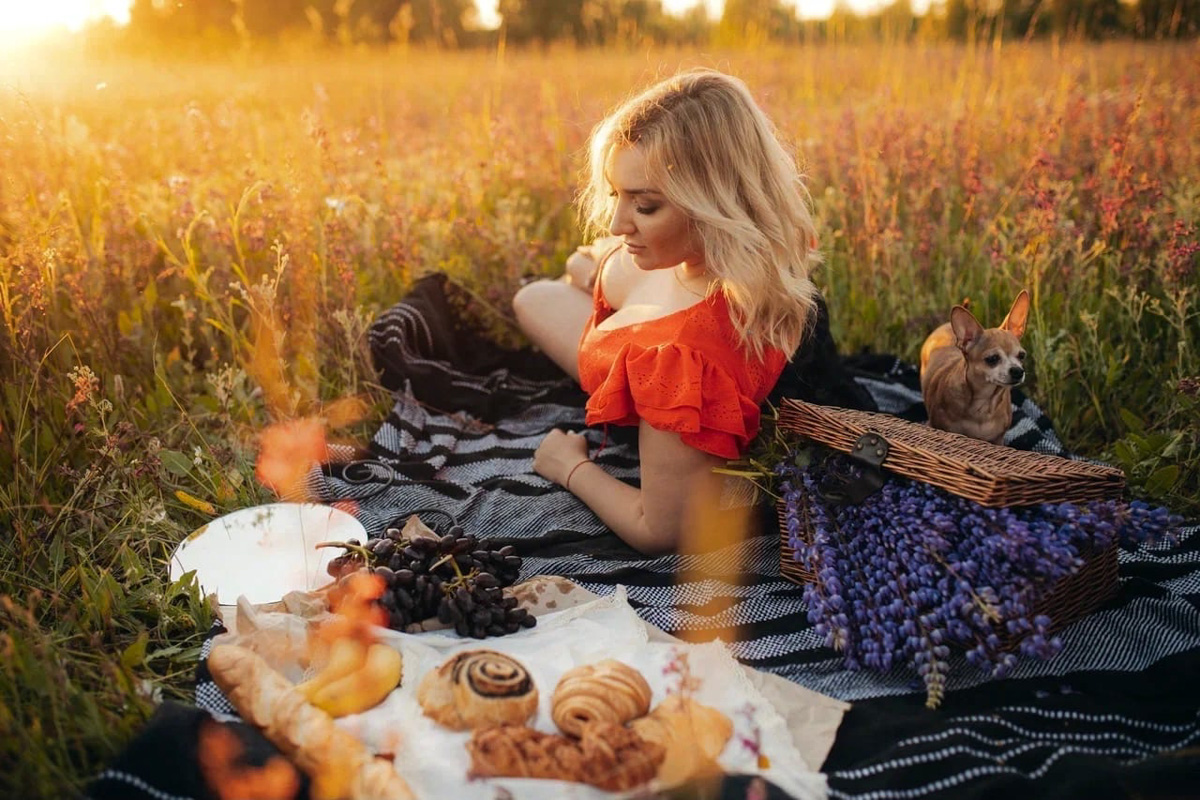 На улице лепота! Самое время сделать удачные снимки для социальных сетей. Пока вы раздумываете, какими они будут, взгляните на подборку фотосессий первого прошедшего летнего месяца с участием жительниц Владимира. Все они – с абсолютно разными сюжетными линиями, но с одним и тем же июньским флёром.