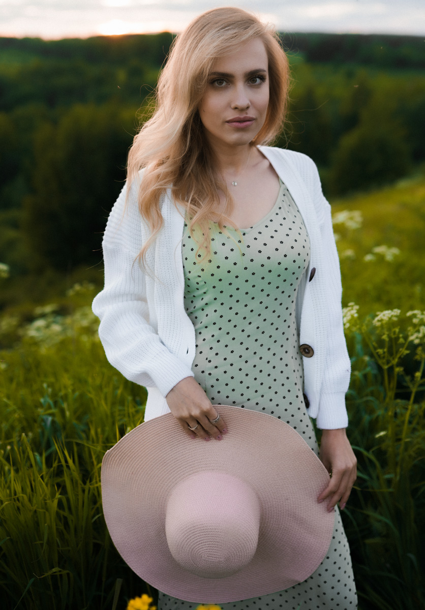 На улице лепота! Самое время сделать удачные снимки для социальных сетей. Пока вы раздумываете, какими они будут, взгляните на подборку фотосессий первого прошедшего летнего месяца с участием жительниц Владимира. Все они – с абсолютно разными сюжетными линиями, но с одним и тем же июньским флёром.