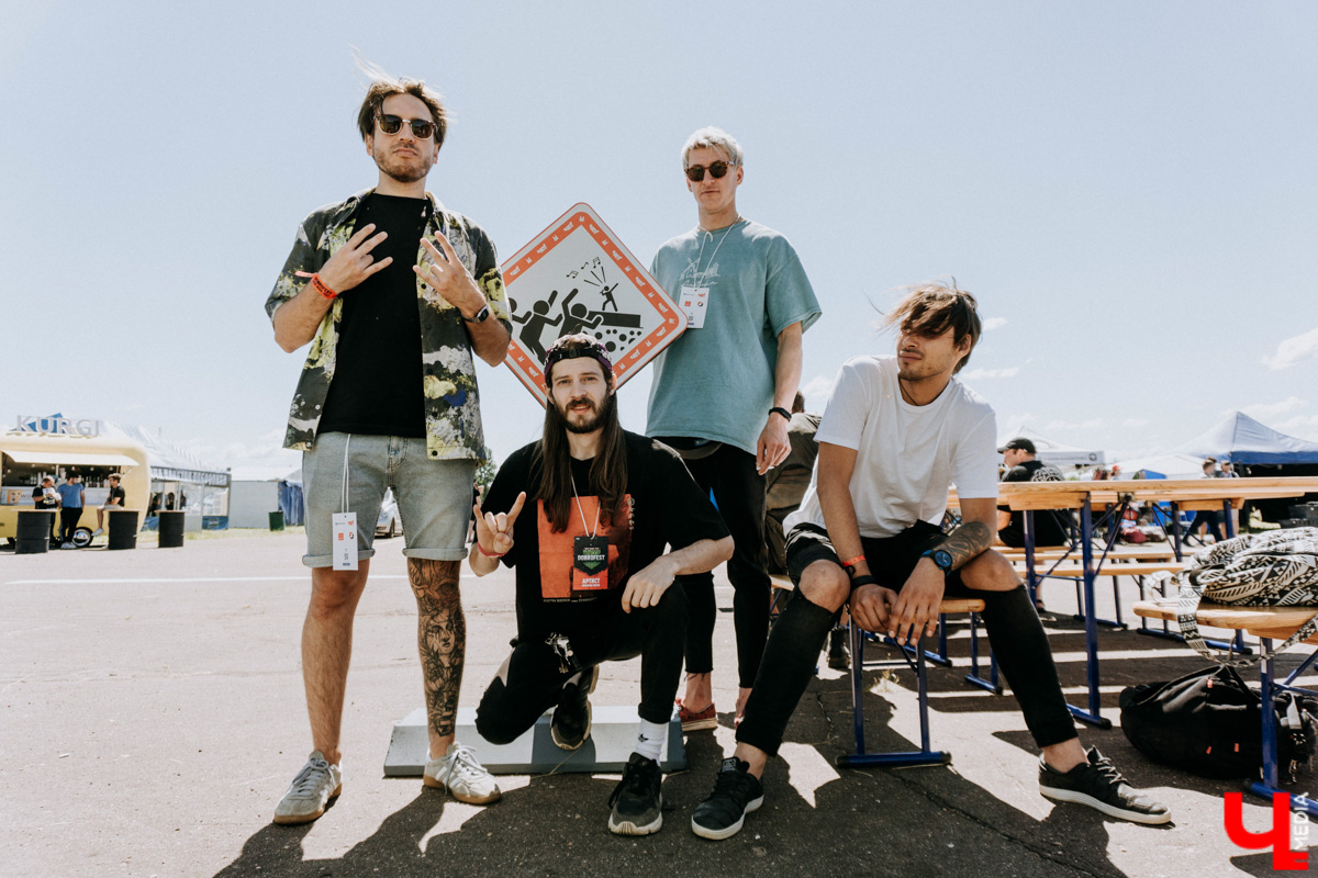 Первый большой тур, «Дикая мята», «Доброфест»... Поп-панки ataka активно врываются в концертную деятельность. Более того, появление парней на прошлой неделе чуть не стало «началом конца» – после выступления владимирского бэнда проведение «Доброфеста» оказалось под вопросом. Подробности в репортаже с места событий.