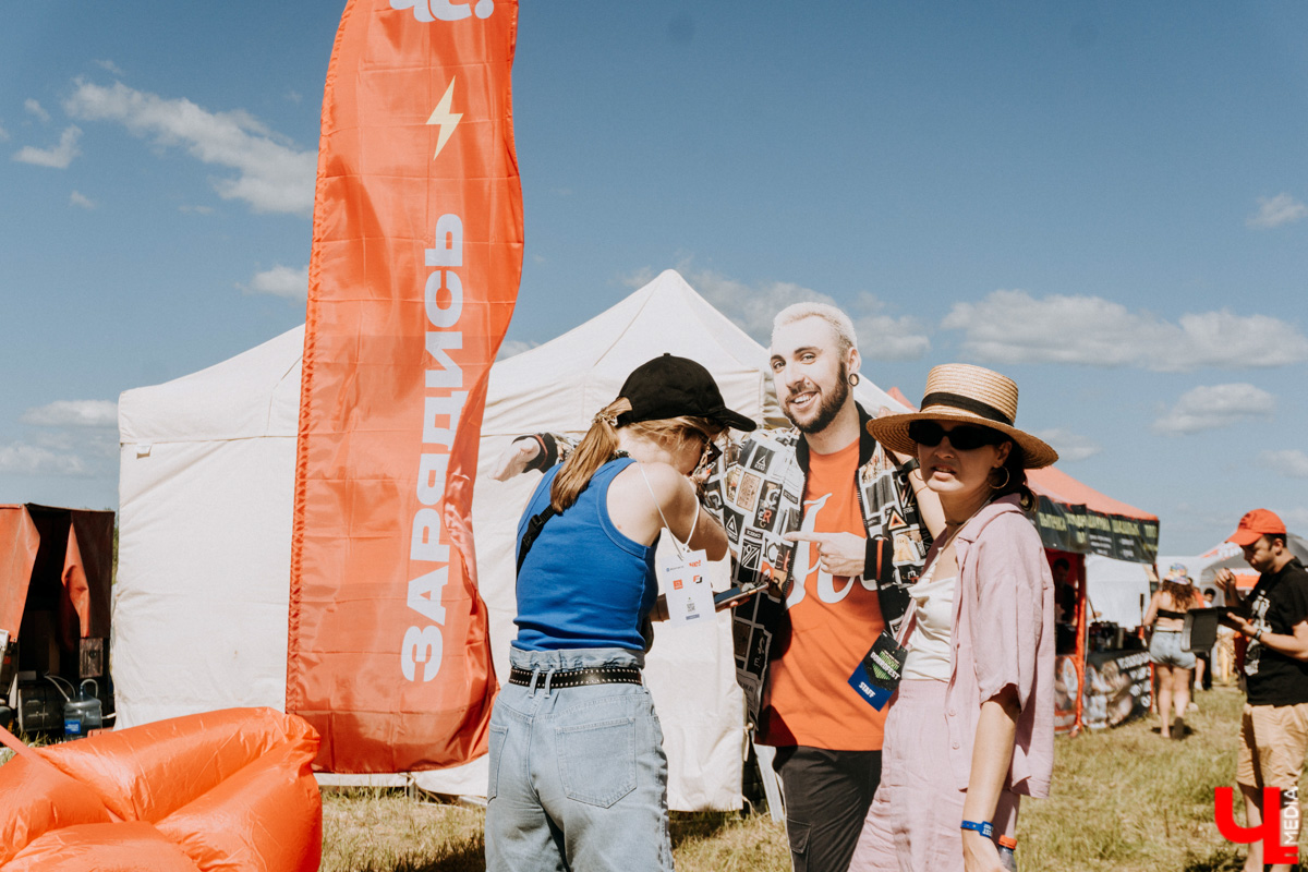 Первый большой тур, «Дикая мята», «Доброфест»... Поп-панки ataka активно врываются в концертную деятельность. Более того, появление парней на прошлой неделе чуть не стало «началом конца» – после выступления владимирского бэнда проведение «Доброфеста» оказалось под вопросом. Подробности в репортаже с места событий.