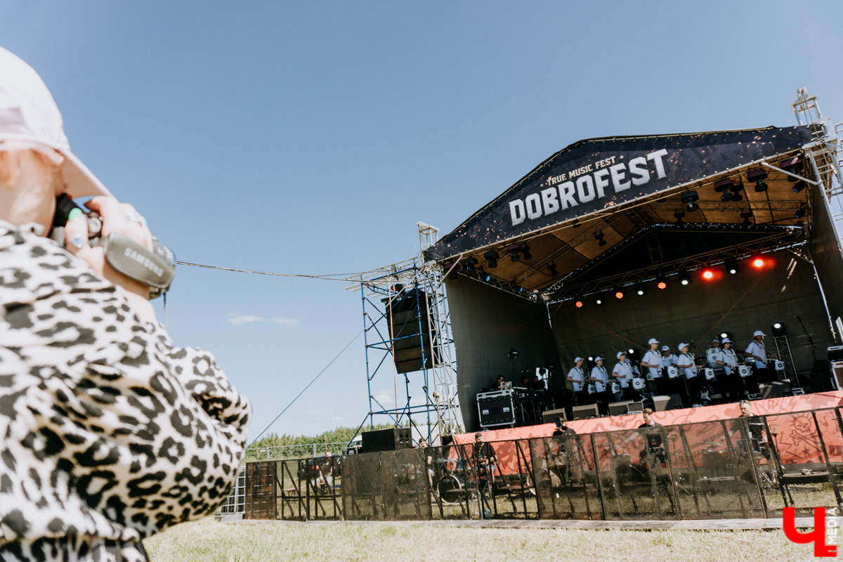 Первый большой тур, «Дикая мята», «Доброфест»... Поп-панки ataka активно врываются в концертную деятельность. Более того, появление парней на прошлой неделе чуть не стало «началом конца» – после выступления владимирского бэнда проведение «Доброфеста» оказалось под вопросом. Подробности в репортаже с места событий.