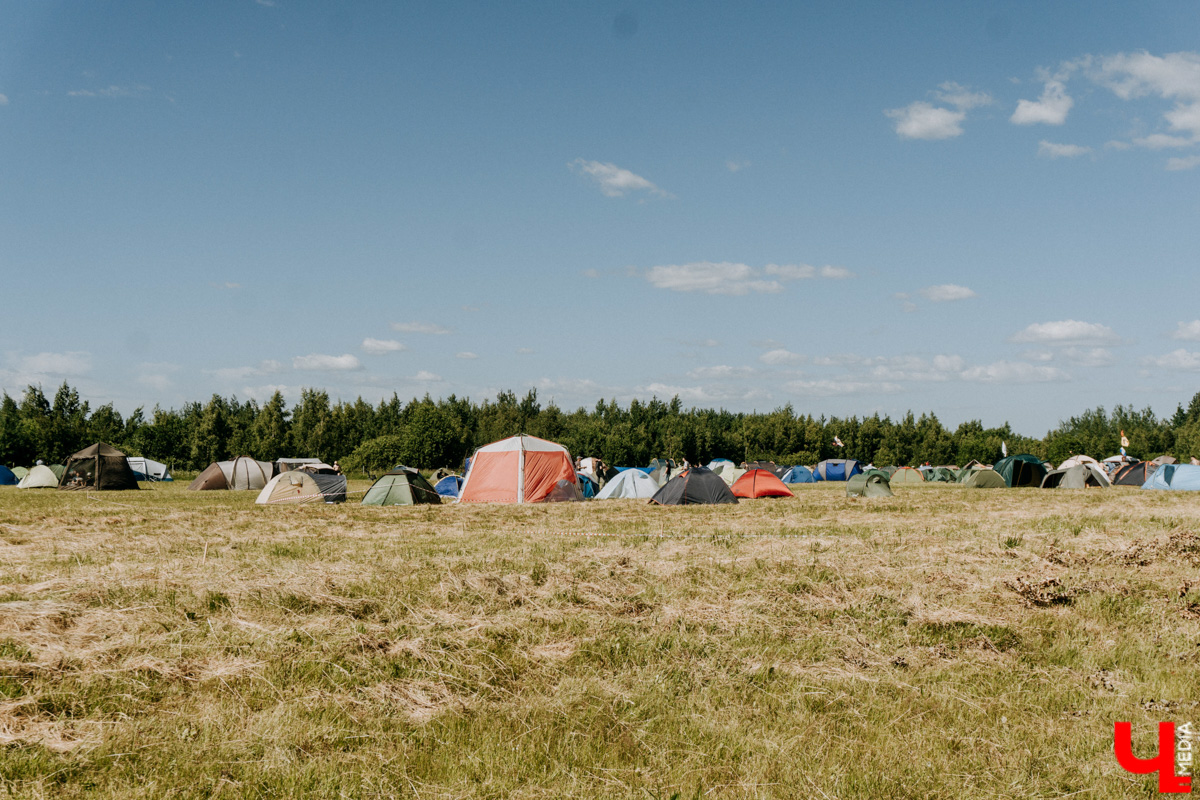 Первый большой тур, «Дикая мята», «Доброфест»... Поп-панки ataka активно врываются в концертную деятельность. Более того, появление парней на прошлой неделе чуть не стало «началом конца» – после выступления владимирского бэнда проведение «Доброфеста» оказалось под вопросом. Подробности в репортаже с места событий.