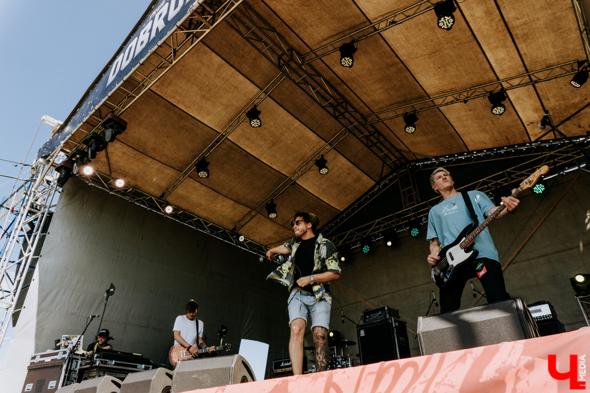 Первый большой тур, «Дикая мята», «Доброфест»... Поп-панки ataka активно врываются в концертную деятельность. Более того, появление парней на прошлой неделе чуть не стало «началом конца» – после выступления владимирского бэнда проведение «Доброфеста» оказалось под вопросом. Подробности в репортаже с места событий.