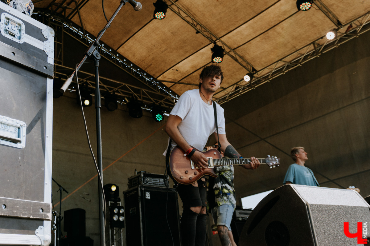 Первый большой тур, «Дикая мята», «Доброфест»... Поп-панки ataka активно врываются в концертную деятельность. Более того, появление парней на прошлой неделе чуть не стало «началом конца» – после выступления владимирского бэнда проведение «Доброфеста» оказалось под вопросом. Подробности в репортаже с места событий.