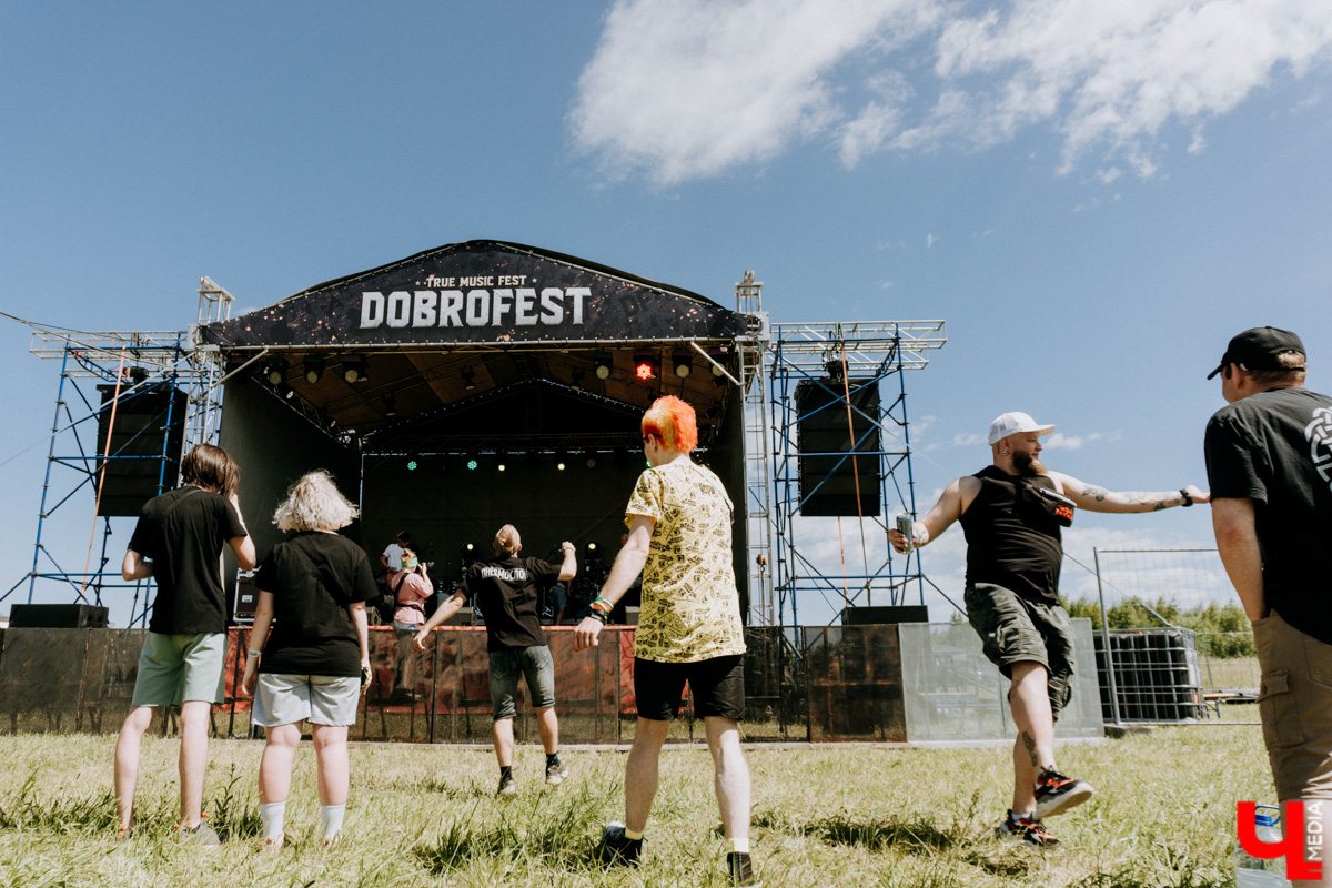 Первый большой тур, «Дикая мята», «Доброфест»... Поп-панки ataka активно врываются в концертную деятельность. Более того, появление парней на прошлой неделе чуть не стало «началом конца» – после выступления владимирского бэнда проведение «Доброфеста» оказалось под вопросом. Подробности в репортаже с места событий.