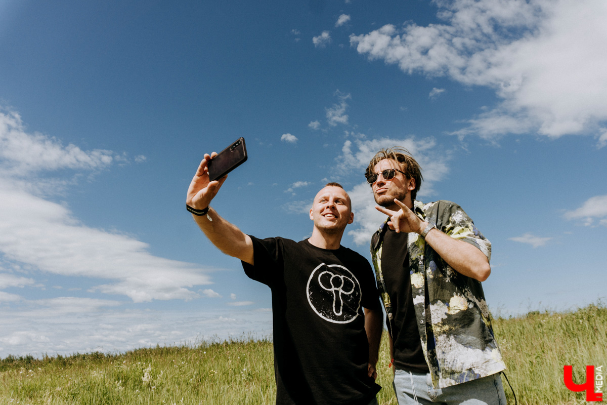 Первый большой тур, «Дикая мята», «Доброфест»... Поп-панки ataka активно врываются в концертную деятельность. Более того, появление парней на прошлой неделе чуть не стало «началом конца» – после выступления владимирского бэнда проведение «Доброфеста» оказалось под вопросом. Подробности в репортаже с места событий.