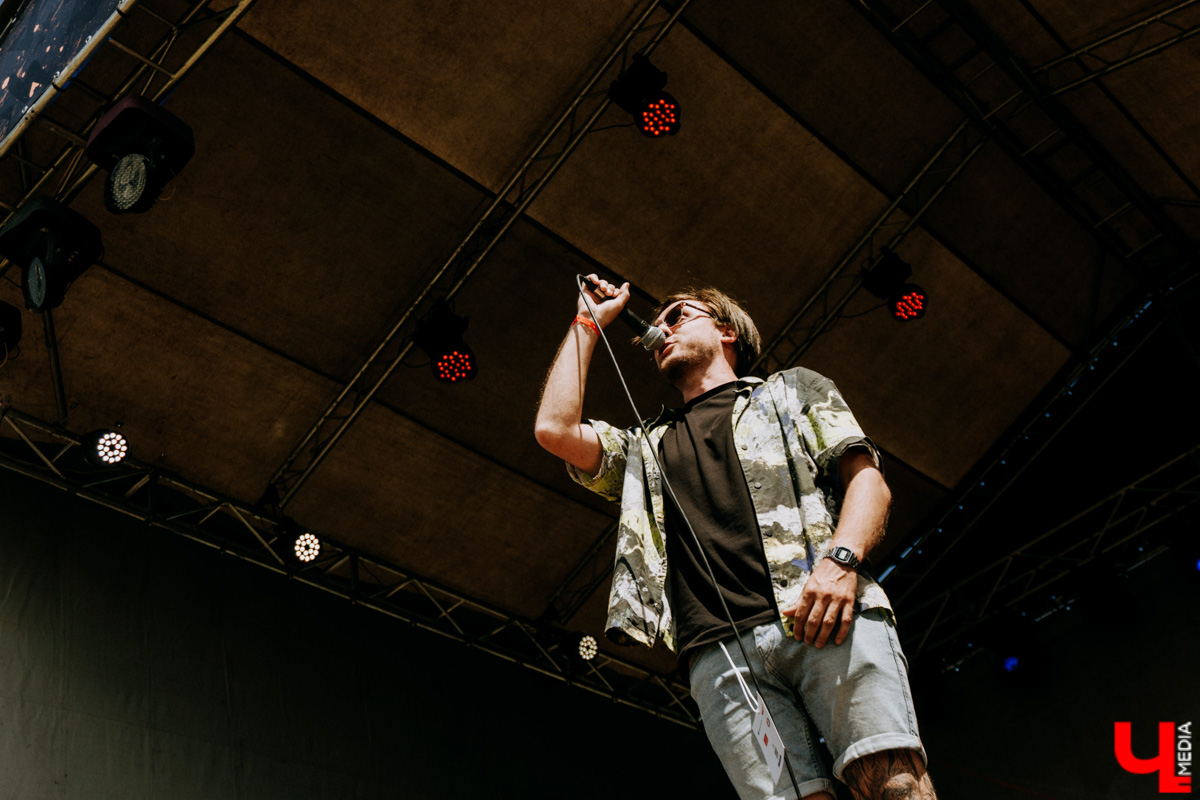 Первый большой тур, «Дикая мята», «Доброфест»... Поп-панки ataka активно врываются в концертную деятельность. Более того, появление парней на прошлой неделе чуть не стало «началом конца» – после выступления владимирского бэнда проведение «Доброфеста» оказалось под вопросом. Подробности в репортаже с места событий.