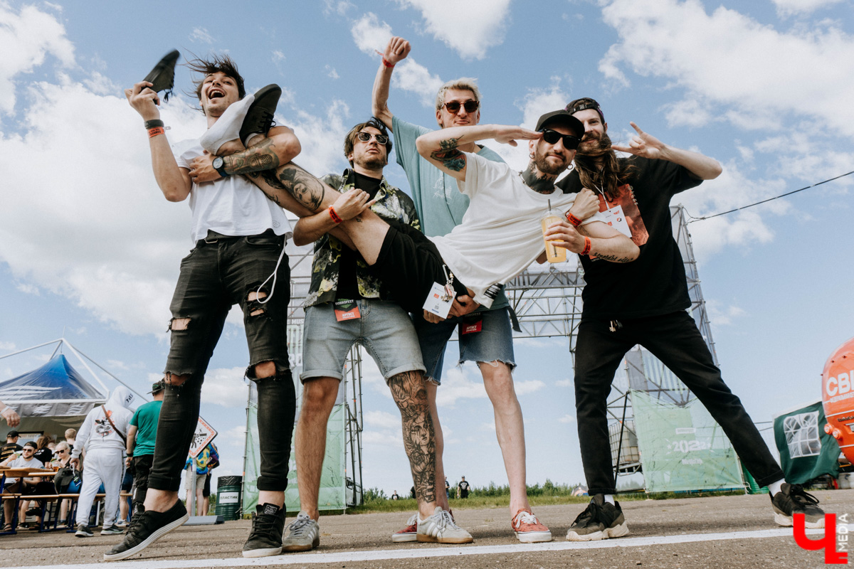 Первый большой тур, «Дикая мята», «Доброфест»... Поп-панки ataka активно врываются в концертную деятельность. Более того, появление парней на прошлой неделе чуть не стало «началом конца» – после выступления владимирского бэнда проведение «Доброфеста» оказалось под вопросом. Подробности в репортаже с места событий.