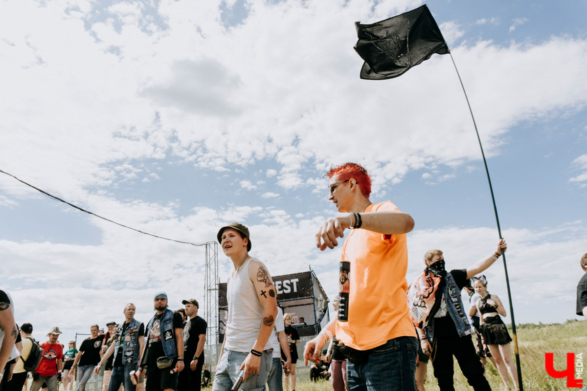 Первый большой тур, «Дикая мята», «Доброфест»... Поп-панки ataka активно врываются в концертную деятельность. Более того, появление парней на прошлой неделе чуть не стало «началом конца» – после выступления владимирского бэнда проведение «Доброфеста» оказалось под вопросом. Подробности в репортаже с места событий.