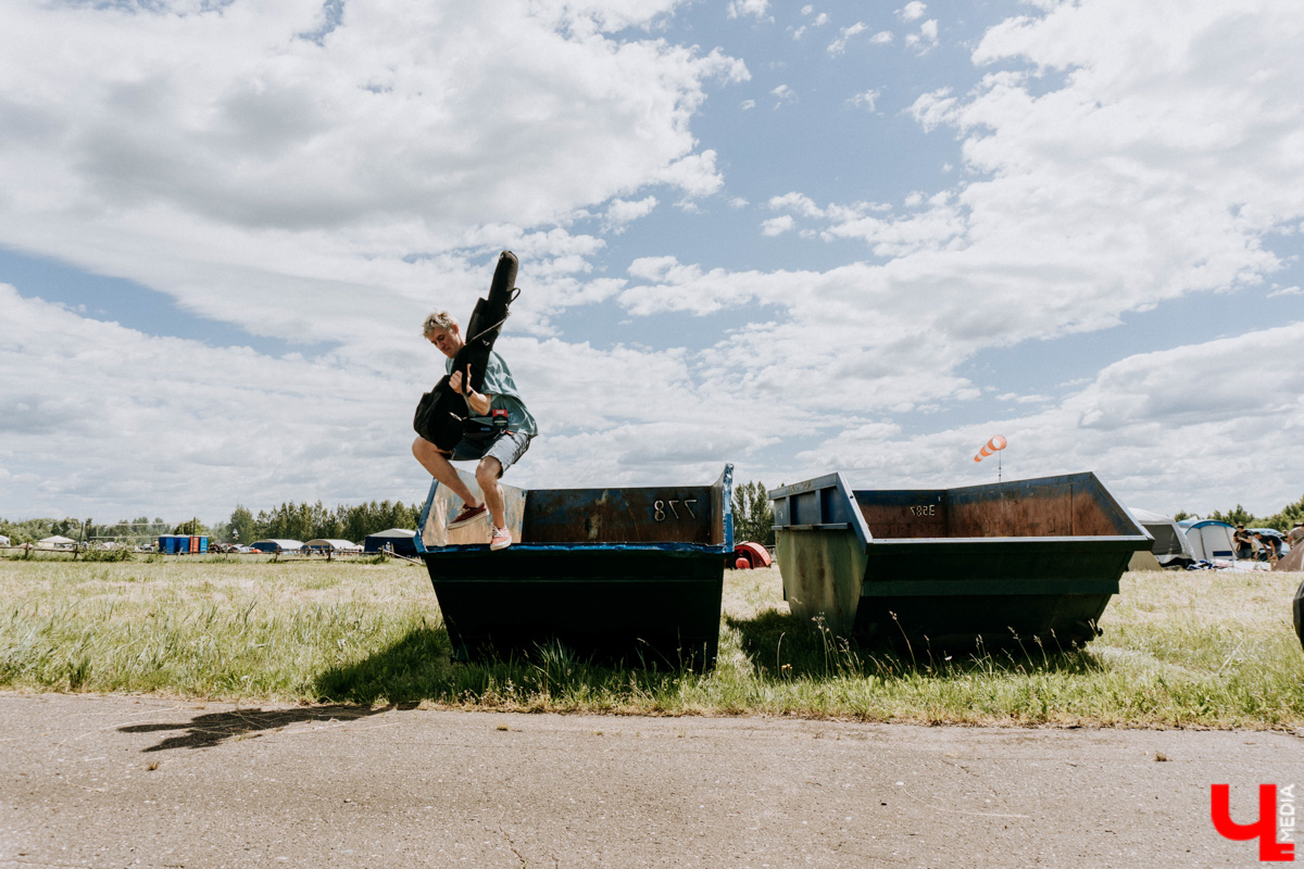 Первый большой тур, «Дикая мята», «Доброфест»... Поп-панки ataka активно врываются в концертную деятельность. Более того, появление парней на прошлой неделе чуть не стало «началом конца» – после выступления владимирского бэнда проведение «Доброфеста» оказалось под вопросом. Подробности в репортаже с места событий.