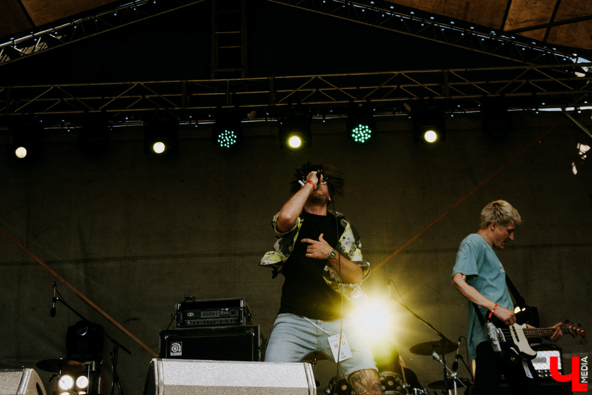 Первый большой тур, «Дикая мята», «Доброфест»... Поп-панки ataka активно врываются в концертную деятельность. Более того, появление парней на прошлой неделе чуть не стало «началом конца» – после выступления владимирского бэнда проведение «Доброфеста» оказалось под вопросом. Подробности в репортаже с места событий.