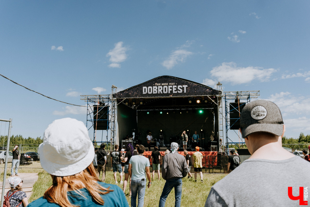 Первый большой тур, «Дикая мята», «Доброфест»... Поп-панки ataka активно врываются в концертную деятельность. Более того, появление парней на прошлой неделе чуть не стало «началом конца» – после выступления владимирского бэнда проведение «Доброфеста» оказалось под вопросом. Подробности в репортаже с места событий.