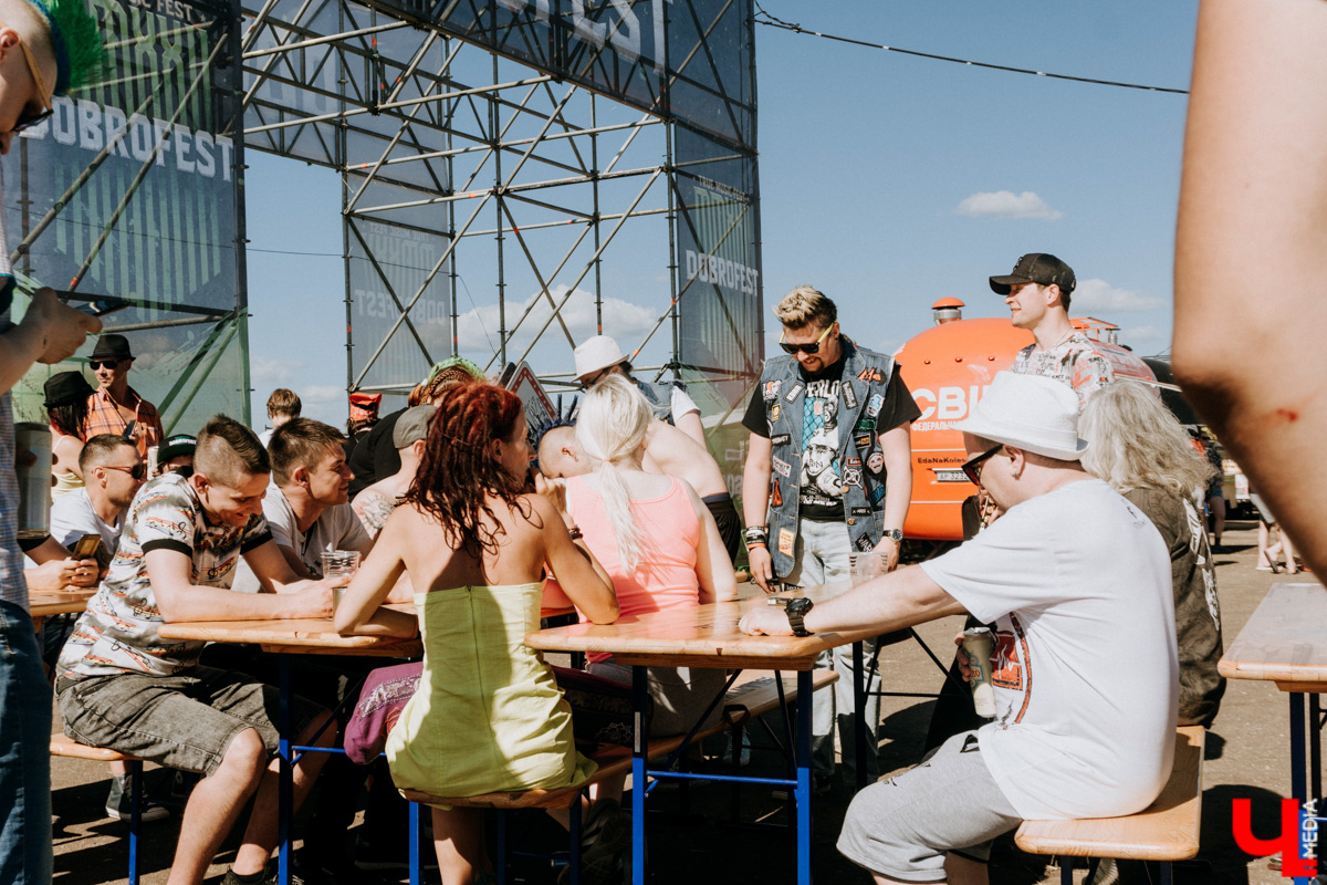 Первый большой тур, «Дикая мята», «Доброфест»... Поп-панки ataka активно врываются в концертную деятельность. Более того, появление парней на прошлой неделе чуть не стало «началом конца» – после выступления владимирского бэнда проведение «Доброфеста» оказалось под вопросом. Подробности в репортаже с места событий.