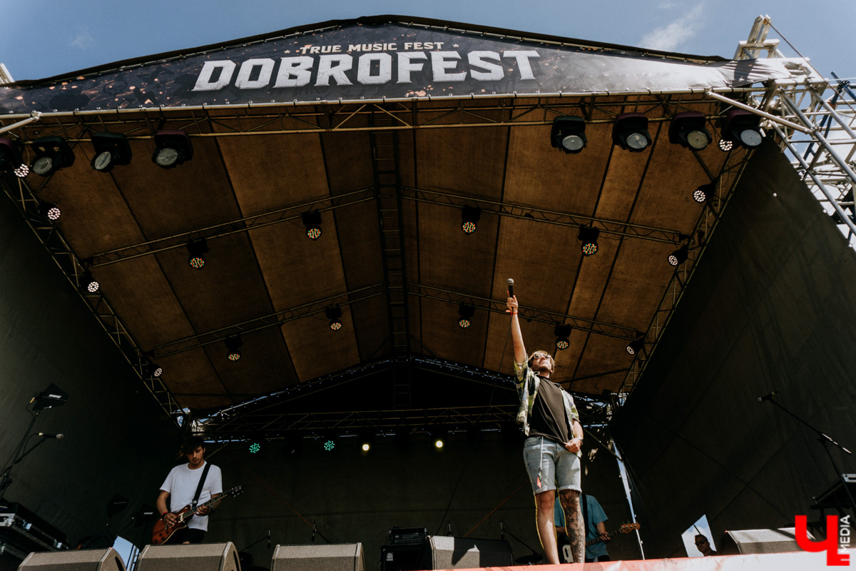 Первый большой тур, «Дикая мята», «Доброфест»... Поп-панки ataka активно врываются в концертную деятельность. Более того, появление парней на прошлой неделе чуть не стало «началом конца» – после выступления владимирского бэнда проведение «Доброфеста» оказалось под вопросом. Подробности в репортаже с места событий.