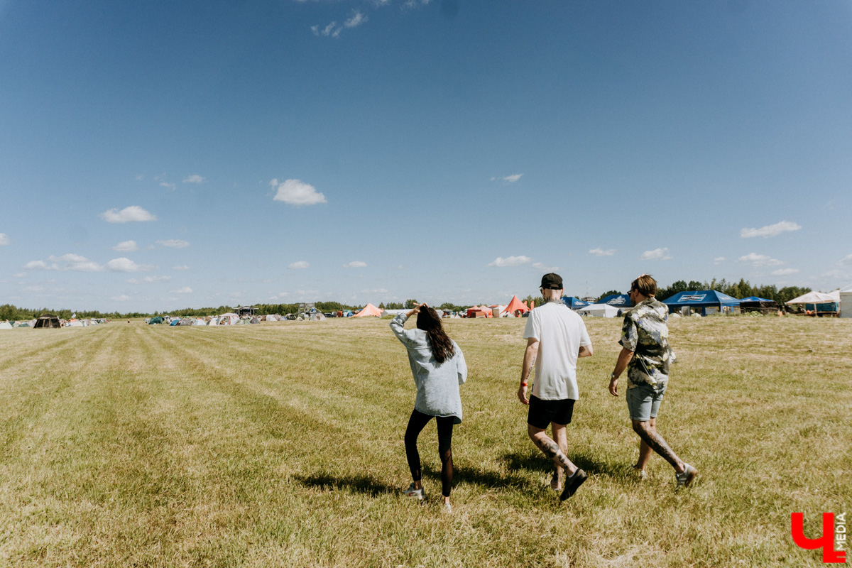 Первый большой тур, «Дикая мята», «Доброфест»... Поп-панки ataka активно врываются в концертную деятельность. Более того, появление парней на прошлой неделе чуть не стало «началом конца» – после выступления владимирского бэнда проведение «Доброфеста» оказалось под вопросом. Подробности в репортаже с места событий.