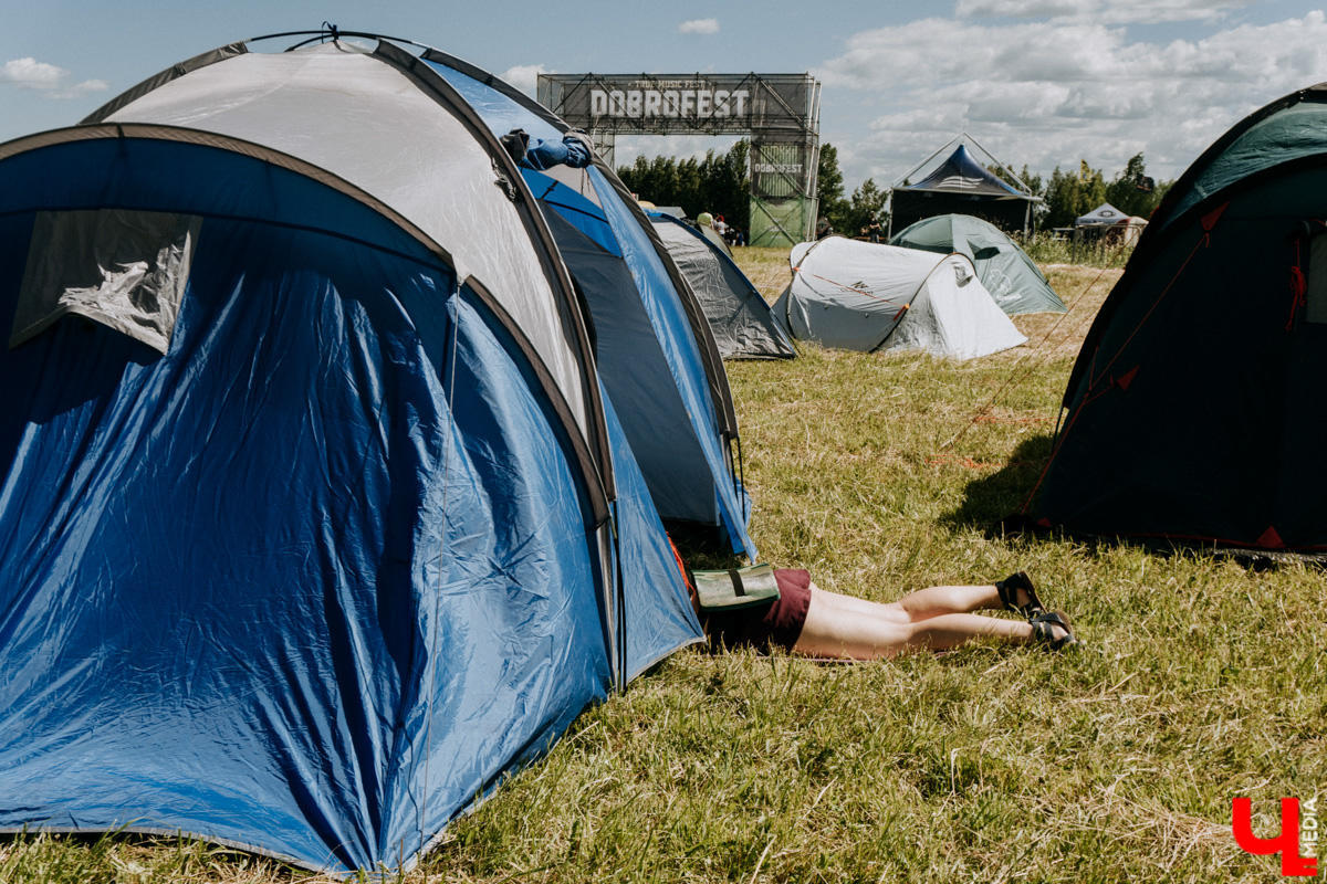 Первый большой тур, «Дикая мята», «Доброфест»... Поп-панки ataka активно врываются в концертную деятельность. Более того, появление парней на прошлой неделе чуть не стало «началом конца» – после выступления владимирского бэнда проведение «Доброфеста» оказалось под вопросом. Подробности в репортаже с места событий.