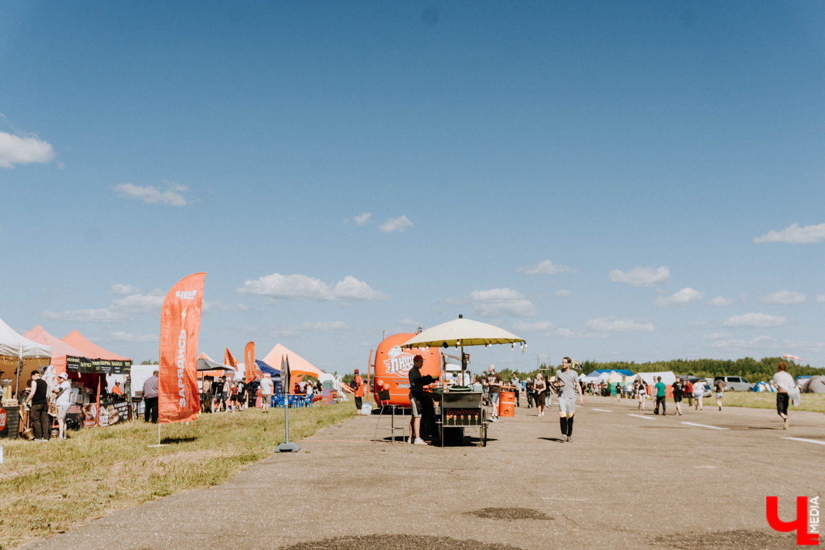 Первый большой тур, «Дикая мята», «Доброфест»... Поп-панки ataka активно врываются в концертную деятельность. Более того, появление парней на прошлой неделе чуть не стало «началом конца» – после выступления владимирского бэнда проведение «Доброфеста» оказалось под вопросом. Подробности в репортаже с места событий.