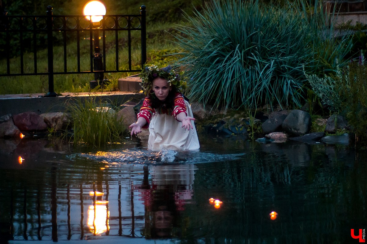 Иван Купала – самый таинственный и красивый праздник, дошедший до нас из далекого прошлого. И пусть дата, которая приходилась на день летнего солнцестояния, сместилась на 7 июля, языческие традиции сохранились. Многие из них сейчас воспринимаются как декоративные, но есть и те, кто верит в их сакральный смысл. Итак, три ярких обряда, которые стоит провести в Купальскую ночь.