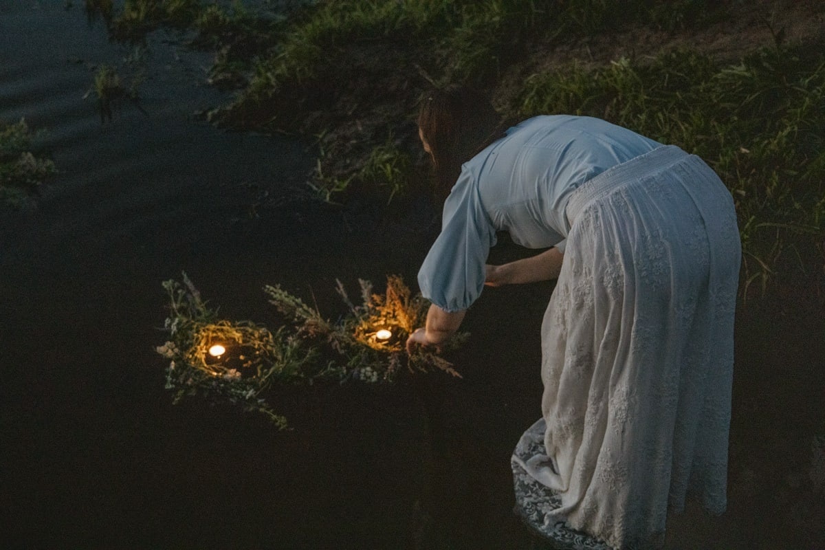 Иван Купала – самый таинственный и красивый праздник, дошедший до нас из далекого прошлого. И пусть дата, которая приходилась на день летнего солнцестояния, сместилась на 7 июля, языческие традиции сохранились. Многие из них сейчас воспринимаются как декоративные, но есть и те, кто верит в их сакральный смысл. Итак, три ярких обряда, которые стоит провести в Купальскую ночь.