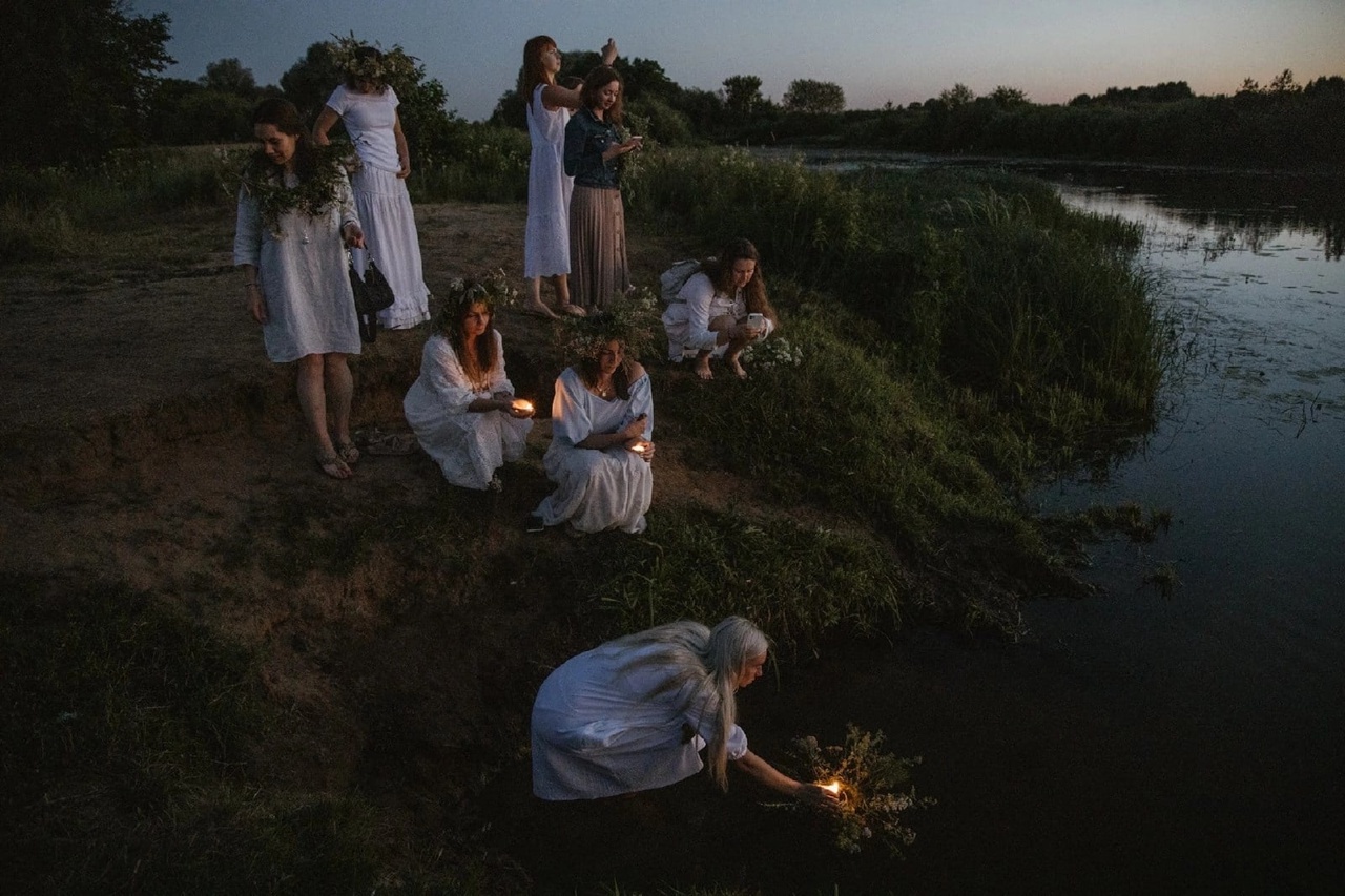 Иван Купала – самый таинственный и красивый праздник, дошедший до нас из далекого прошлого. И пусть дата, которая приходилась на день летнего солнцестояния, сместилась на 7 июля, языческие традиции сохранились. Многие из них сейчас воспринимаются как декоративные, но есть и те, кто верит в их сакральный смысл. Итак, три ярких обряда, которые стоит провести в Купальскую ночь.