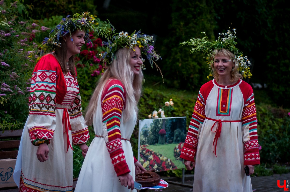 Иван Купала – самый таинственный и красивый праздник, дошедший до нас из далекого прошлого. И пусть дата, которая приходилась на день летнего солнцестояния, сместилась на 7 июля, языческие традиции сохранились. Многие из них сейчас воспринимаются как декоративные, но есть и те, кто верит в их сакральный смысл. Итак, три ярких обряда, которые стоит провести в Купальскую ночь.