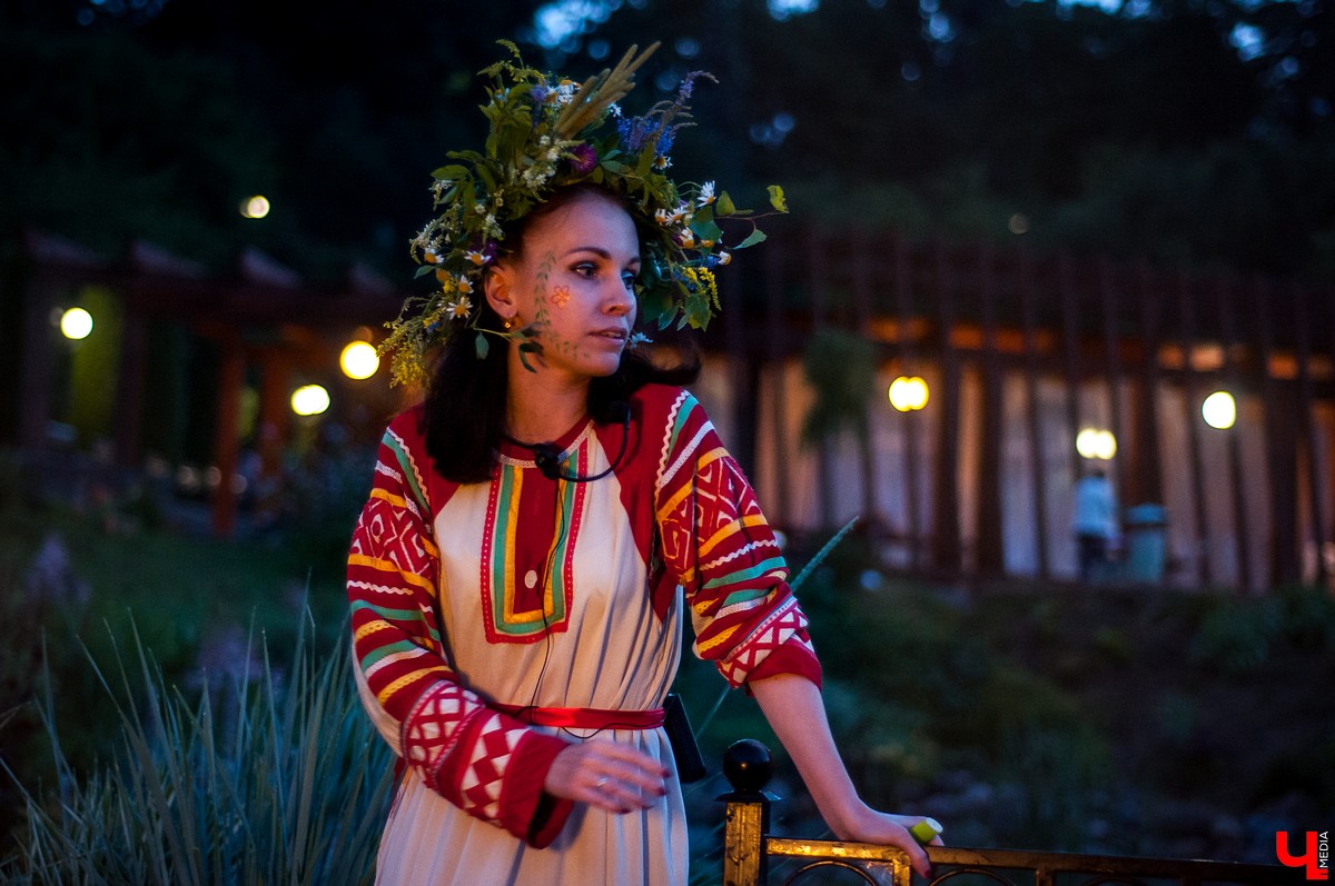 Иван Купала – самый таинственный и красивый праздник, дошедший до нас из далекого прошлого. И пусть дата, которая приходилась на день летнего солнцестояния, сместилась на 7 июля, языческие традиции сохранились. Многие из них сейчас воспринимаются как декоративные, но есть и те, кто верит в их сакральный смысл. Итак, три ярких обряда, которые стоит провести в Купальскую ночь.