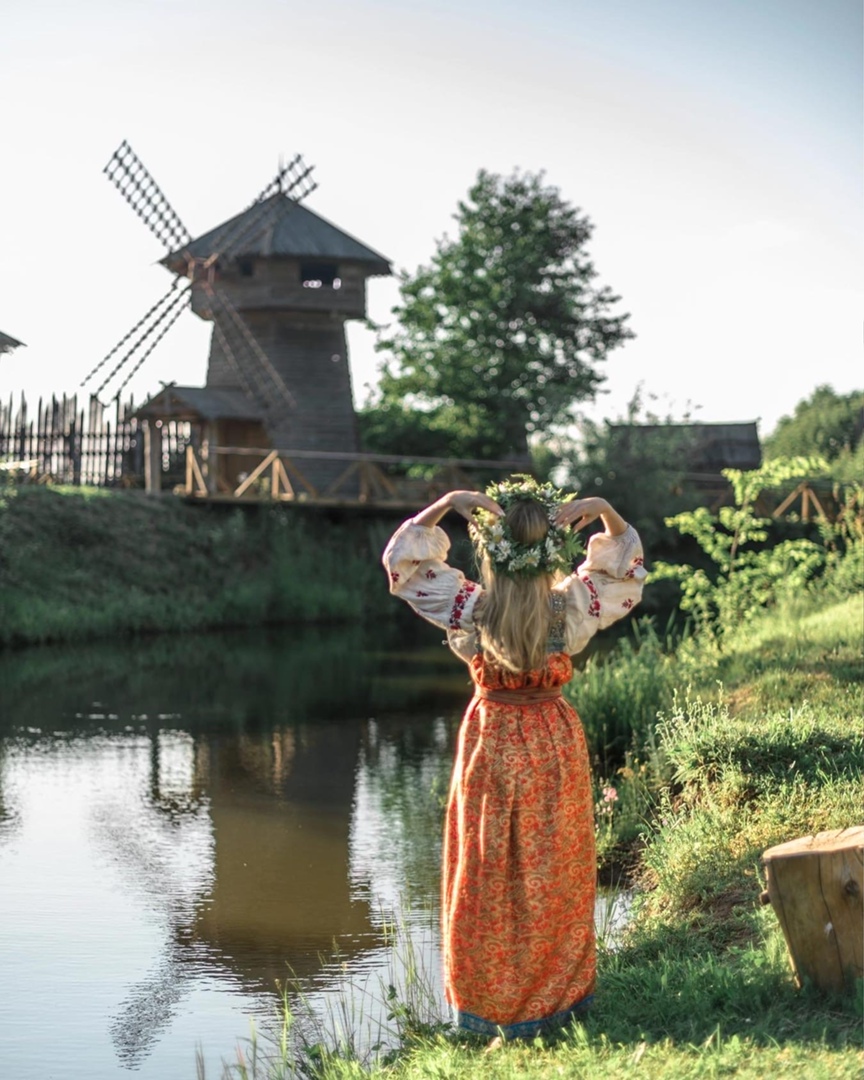 Иван Купала – самый таинственный и красивый праздник, дошедший до нас из далекого прошлого. И пусть дата, которая приходилась на день летнего солнцестояния, сместилась на 7 июля, языческие традиции сохранились. Многие из них сейчас воспринимаются как декоративные, но есть и те, кто верит в их сакральный смысл. Итак, три ярких обряда, которые стоит провести в Купальскую ночь.