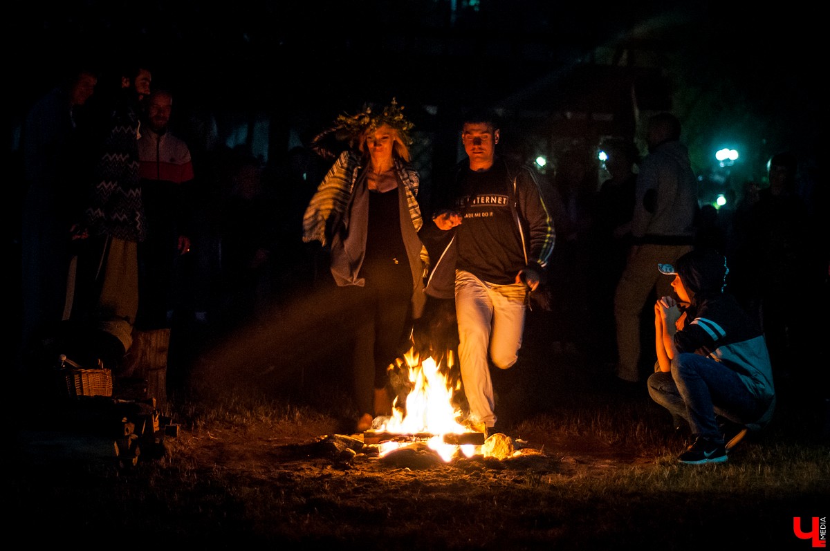 Иван Купала – самый таинственный и красивый праздник, дошедший до нас из далекого прошлого. И пусть дата, которая приходилась на день летнего солнцестояния, сместилась на 7 июля, языческие традиции сохранились. Многие из них сейчас воспринимаются как декоративные, но есть и те, кто верит в их сакральный смысл. Итак, три ярких обряда, которые стоит провести в Купальскую ночь.