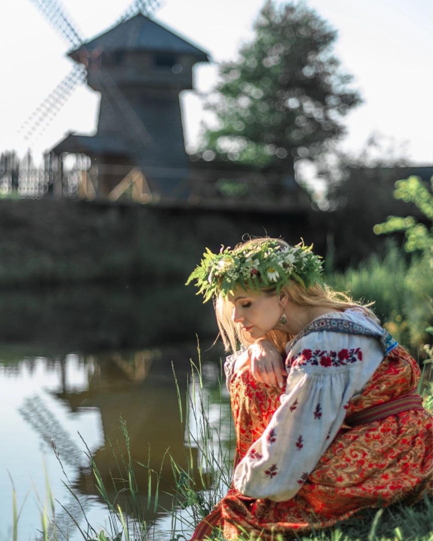 Иван Купала – самый таинственный и красивый праздник, дошедший до нас из далекого прошлого. И пусть дата, которая приходилась на день летнего солнцестояния, сместилась на 7 июля, языческие традиции сохранились. Многие из них сейчас воспринимаются как декоративные, но есть и те, кто верит в их сакральный смысл. Итак, три ярких обряда, которые стоит провести в Купальскую ночь.