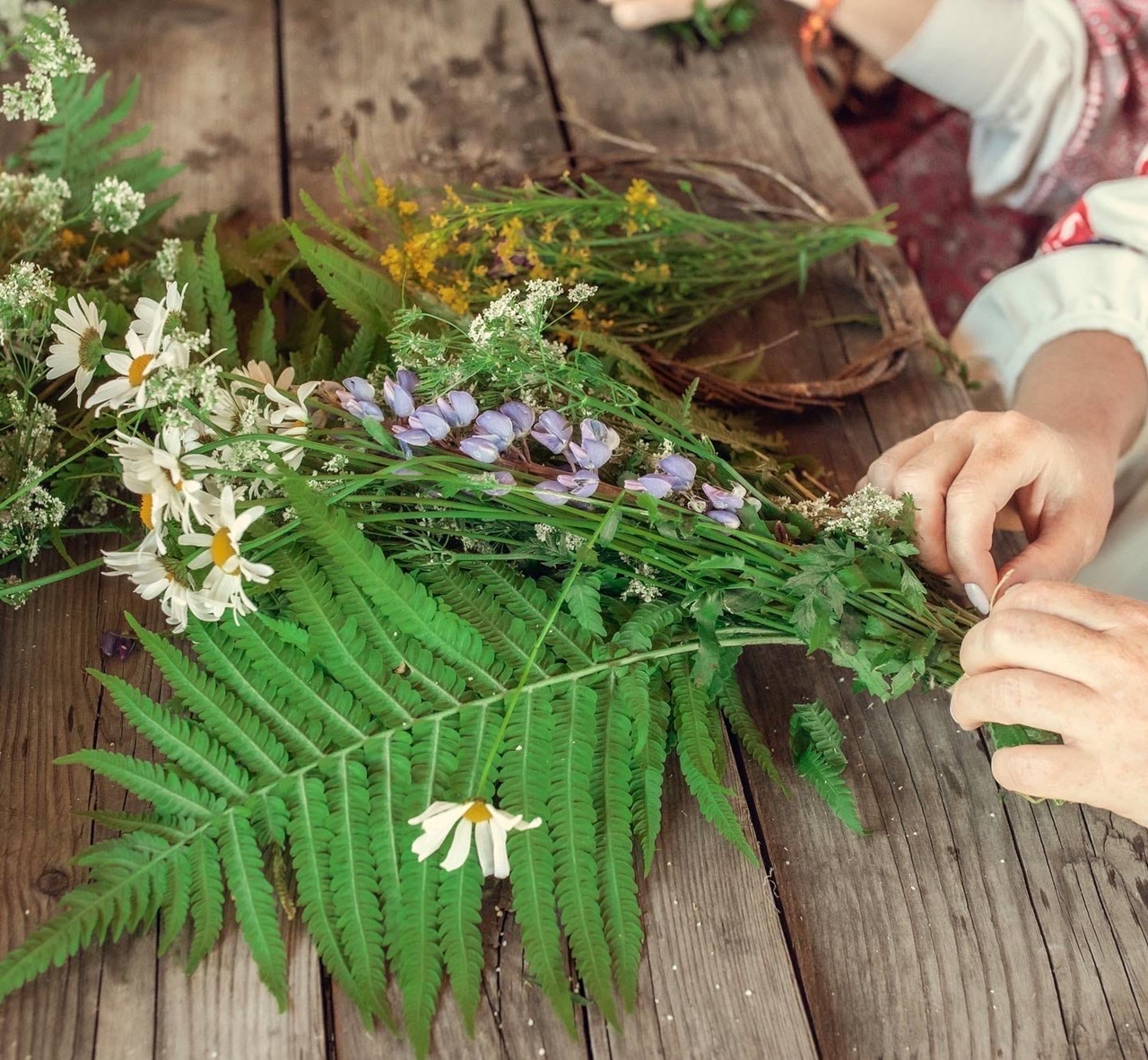 Иван Купала – самый таинственный и красивый праздник, дошедший до нас из далекого прошлого. И пусть дата, которая приходилась на день летнего солнцестояния, сместилась на 7 июля, языческие традиции сохранились. Многие из них сейчас воспринимаются как декоративные, но есть и те, кто верит в их сакральный смысл. Итак, три ярких обряда, которые стоит провести в Купальскую ночь.