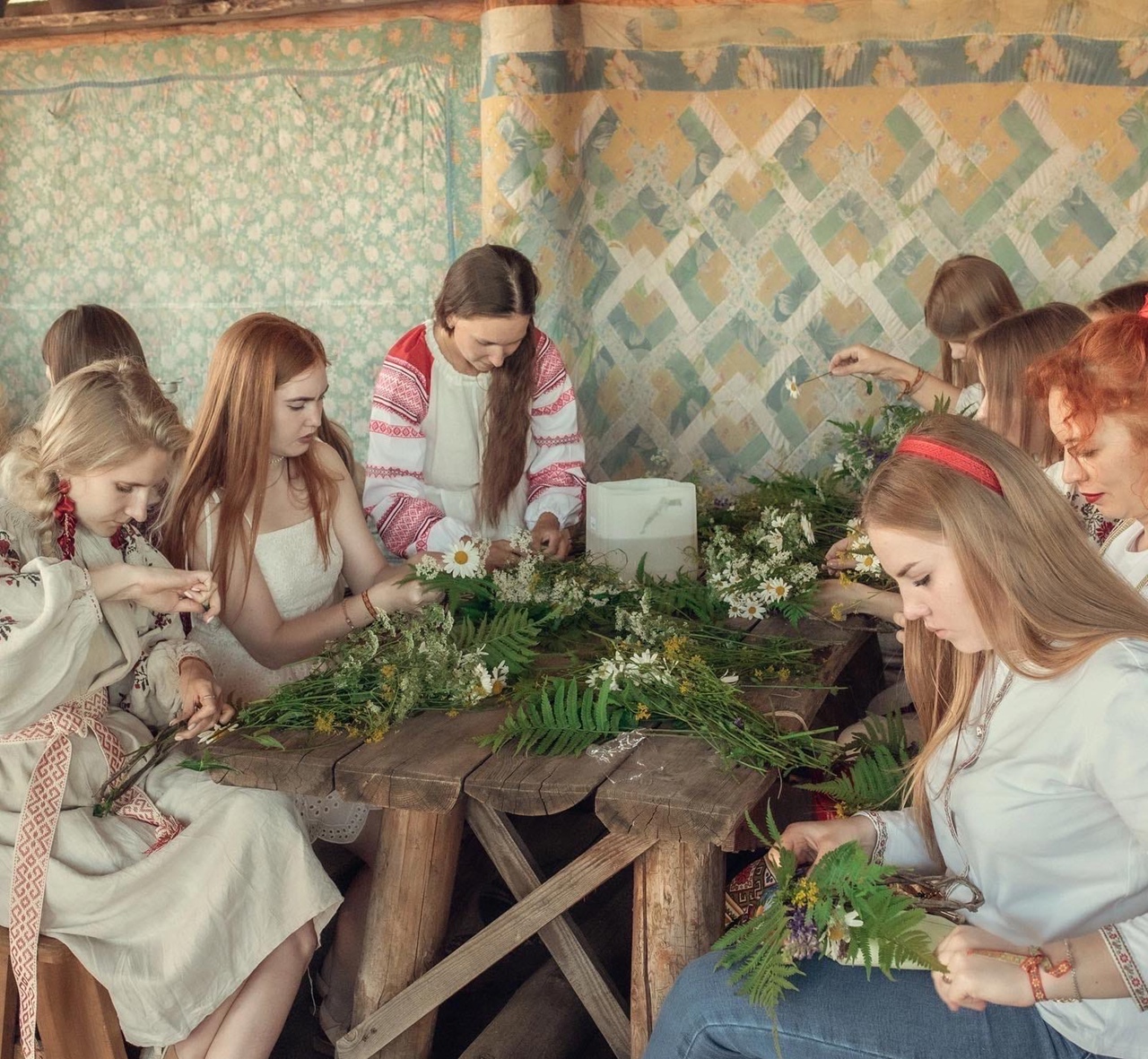 Иван Купала – самый таинственный и красивый праздник, дошедший до нас из далекого прошлого. И пусть дата, которая приходилась на день летнего солнцестояния, сместилась на 7 июля, языческие традиции сохранились. Многие из них сейчас воспринимаются как декоративные, но есть и те, кто верит в их сакральный смысл. Итак, три ярких обряда, которые стоит провести в Купальскую ночь.