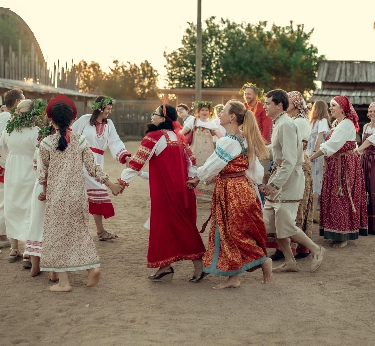 Иван Купала – самый таинственный и красивый праздник, дошедший до нас из далекого прошлого. И пусть дата, которая приходилась на день летнего солнцестояния, сместилась на 7 июля, языческие традиции сохранились. Многие из них сейчас воспринимаются как декоративные, но есть и те, кто верит в их сакральный смысл. Итак, три ярких обряда, которые стоит провести в Купальскую ночь.
