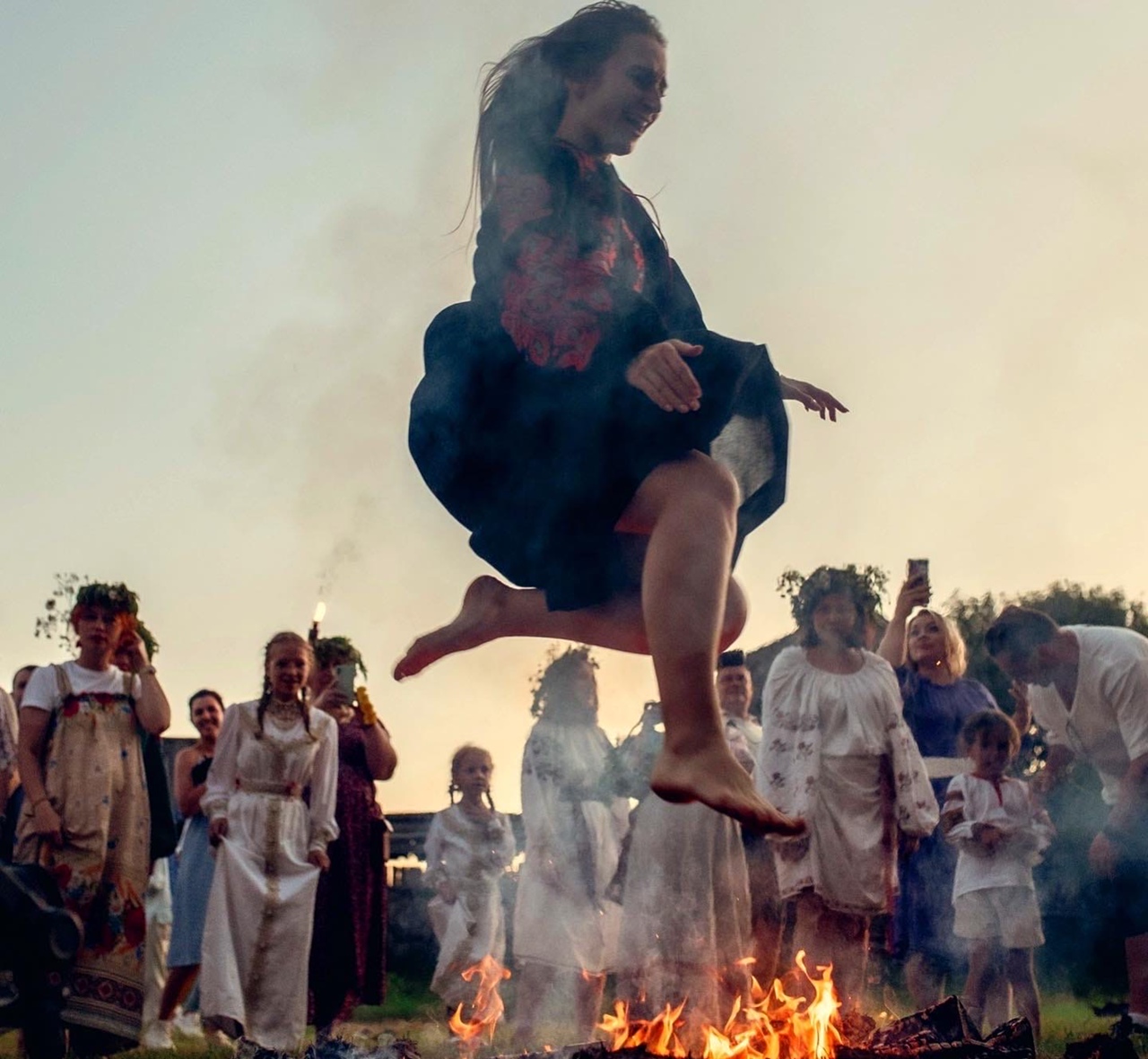 Иван Купала – самый таинственный и красивый праздник, дошедший до нас из далекого прошлого. И пусть дата, которая приходилась на день летнего солнцестояния, сместилась на 7 июля, языческие традиции сохранились. Многие из них сейчас воспринимаются как декоративные, но есть и те, кто верит в их сакральный смысл. Итак, три ярких обряда, которые стоит провести в Купальскую ночь.