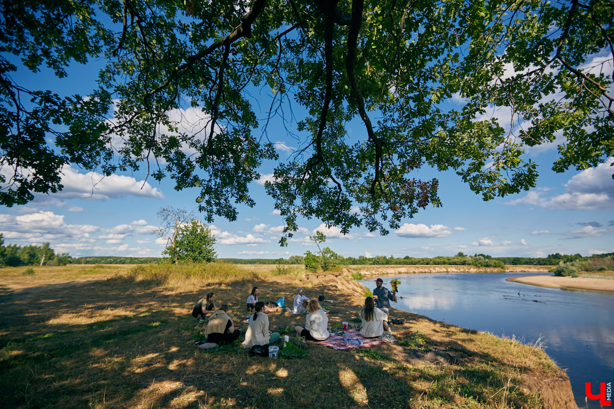 Чем занять себя в погожий летний денёк? Отличная идея для девушек – мастер-класс на природе от владимирского флориста Владимира Клыкова. Присоединиться к проекту можно абсолютно бесплатно, а вот впечатления будут бесценными.