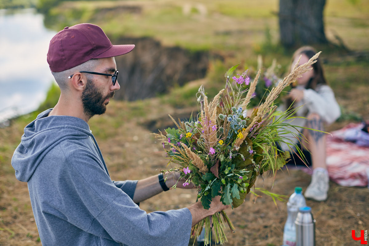 Чем занять себя в погожий летний денёк? Отличная идея для девушек – мастер-класс на природе от владимирского флориста Владимира Клыкова. Присоединиться к проекту можно абсолютно бесплатно, а вот впечатления будут бесценными.