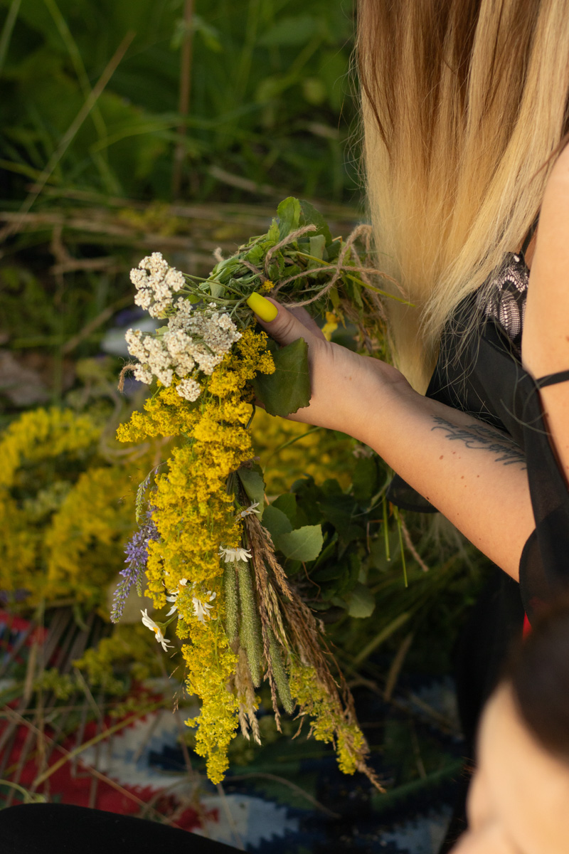 Чем занять себя в погожий летний денёк? Отличная идея для девушек – мастер-класс на природе от владимирского флориста Владимира Клыкова. Присоединиться к проекту можно абсолютно бесплатно, а вот впечатления будут бесценными.