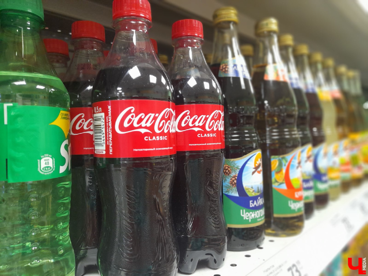 Вслед за McDonald’s российский рынок может покинуть еще одна популярная сеть ресторанов быстрого питания – KFC. Сейчас владелец бренда ведет переговоры о продаже своего бизнеса. И что это будет означать для точек общепита нашего города, пока вопрос. Между тем вкус Coca-Cola остается с нами. Газировку теперь выпускают отечественные производители. Жители областного центра спорят, что лучше пить.