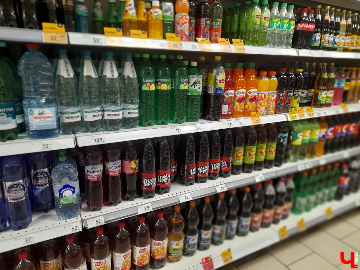 Вслед за McDonald’s российский рынок может покинуть еще одна популярная сеть ресторанов быстрого питания – KFC. Сейчас владелец бренда ведет переговоры о продаже своего бизнеса. И что это будет означать для точек общепита нашего города, пока вопрос. Между тем вкус Coca-Cola остается с нами. Газировку теперь выпускают отечественные производители. Жители областного центра спорят, что лучше пить.